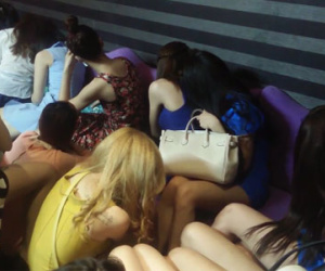 Clip: 50 cô gái phục vụ khách ngoại trong nhà hàng "không khói"