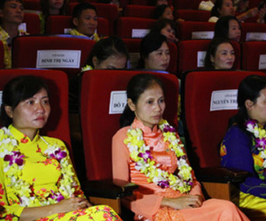 Cô giáo 19 năm cắm bản bật khóc vì nhớ con