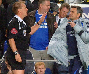 Cựu trọng tài Anh: "FA cần giáo dục lại Mourinho"