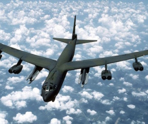 Mỹ điều B-52 bay gần đảo Trung Quốc bồi lấp