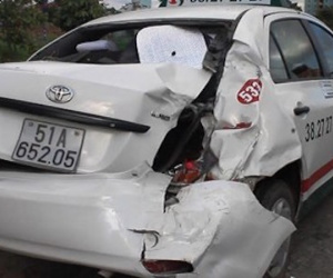 Taxi nát đuôi sau cú tông của xe ben