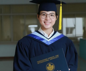 Vũ Cát Tường nhận bằng giỏi Đại học quốc tế