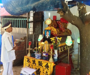 Vụ cô gái chết cháy trong nhà hoang: Chồng đau đớn nhận thi thể vợ