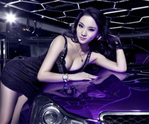 Chân dài khéo khoe đường cong bên Mercedes C63 AMG