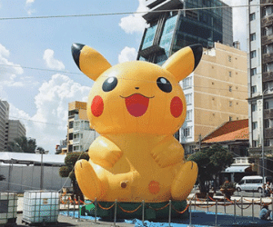 Giới trẻ Sài Gòn háo hức chụp hình với chú Pikachu khổng lồ tại lễ hội Nhật Bản