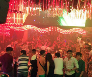 Dân chơi Sài Gòn ném ma túy khi cảnh sát ập vào quán bar
