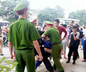 Thót tim trước cảnh mẹ "ngáo đá" bế con nhỏ lao vào đầu ô tô