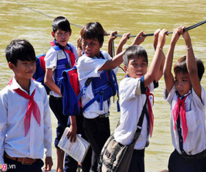 Học sinh mạo hiểm đu dây qua sông