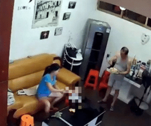 Cài đặt camera, con gái “chết đứng” khi phát hiện sự thật giữa cha và người giúp việc
