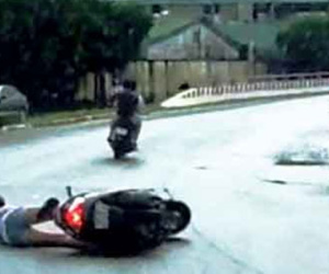 Không biết là bạn, 2 thanh niên ép xe cô gái giật điện thoại