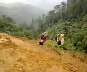 Kinh hãi trò đu dây điện của trẻ em vùng cao