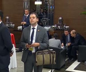 Sốc với người đàn ông bí ẩn đứng nghe lỏm Obama-Putin hội đàm