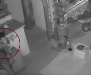 Clip: Trộm vét sạch 2 thùng tiền công đức trong chùa