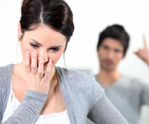 Đứng chôn chân nhìn chồng ôm người đàn bà khác