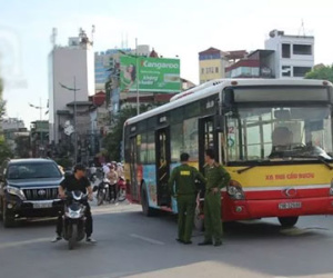 Hà Nội: Nam thanh niên điều khiển xe máy chết thảm dưới gầm xe buýt