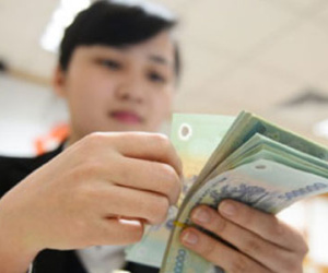 Hàng loạt ngân hàng cắt giảm mạnh lương thưởng
