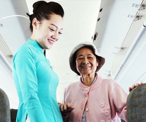 "Làm tiếp viên hàng không, có bị sàm sỡ vẫn phải niềm nở"