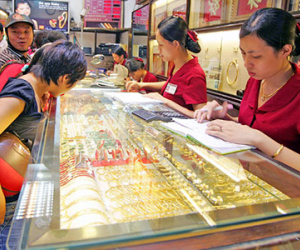 USD tăng lên 22.700 đồng, vàng giảm 200 ngàn