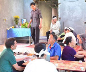 Dùng dao "dạy" vợ, 2 người thương vong