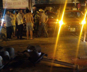 Hà Nội: Ôtô lộn một vòng trên không sau cú đâm kinh hoàng