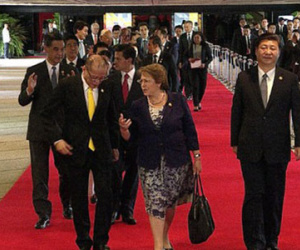 Ông Tập Cận Bình “cô đơn” trên thảm đỏ APEC