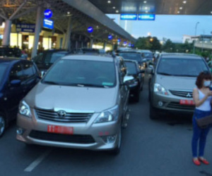 Bất lực trước xe công vụ, sân bay Tân Sơn Nhất "kêu cứu"
