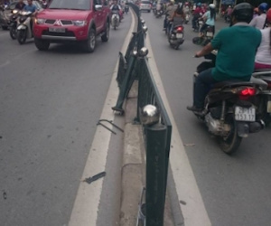 Hà Nội: Thêm vụ xe "điên" húc méo xe taxi, ủi cong dải phân cách