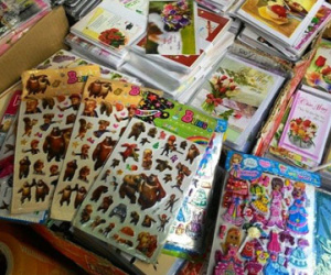 Sau cảnh báo ung thư, miếng dán hoạt hình Trung Quốc vẫn bán tràn lan