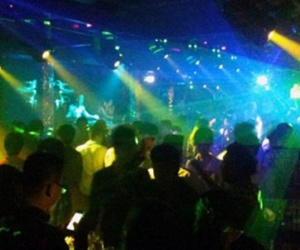 Thế giới ngầm tại bar: Hóa thân thành "trai mồi" và được gay "hỏi"