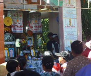 Vụ 3 mẹ con chết thảm: Rớt nước mắt cảnh chồng tê dại ôm di ảnh vợ
