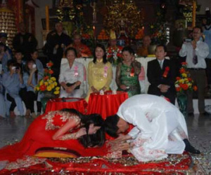 Cô dâu hãi hùng kể về tiệc cưới "cho vàng cũng không làm lại"