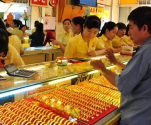 Cuối tuần, vàng giảm, tỷ giá vẫn neo cao sát trần