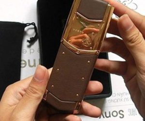 Mua điện thoại Vertu 700 triệu để chạy án