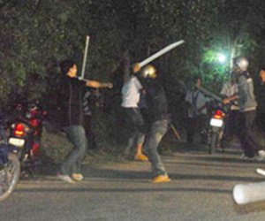 Thanh niên đâm gục hàng xóm trả thù cho anh