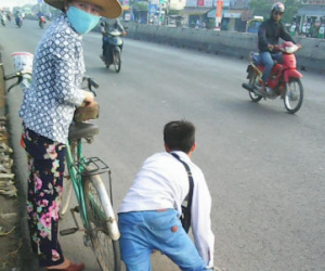 Bị giật 108 tờ vé số, thanh niên tàn tật ngồi khóc bên đường