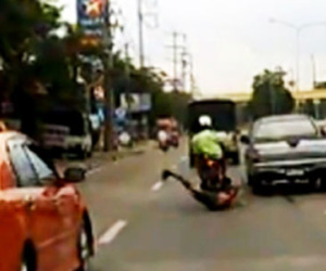 Clip: Giơ chân đạp ôtô, thanh niên rơi khỏi xe máy