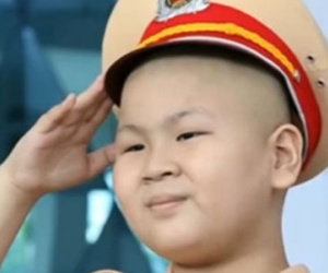 Clip: Nụ cười hạnh phúc của cậu bé ung thư khi được làm chú công an