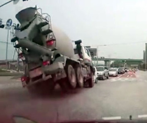 Clip: Xe trộn bê tông ủi bay cả hàng ôtô ngược chiều