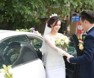 Hà Min được chồng đích thân lái xế sang rước dâu trong đám cưới