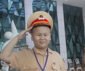 CSGT Đà Nẵng được khen vì giúp em bé bệnh ung thư làm CSGT