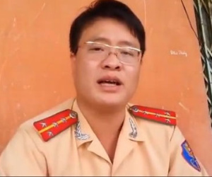 "Dậy sóng" với đoạn đối đáp của CSGT với người dân