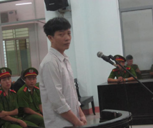 Dụ cháu gái vô phòng làm bậy, bị mẹ vợ bắt quả tang