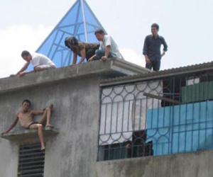 Lên cơn ngáo đá, hắt xăng vào Công an rồi "phi thân" qua hàng chục mái nhà