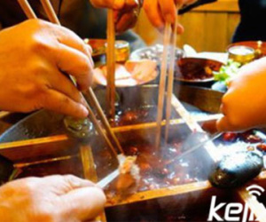 Rụng rời vì ăn lẩu “ninh” pin điện thoại suốt hơn 1 tiếng