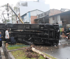 Xe chở khách lật nhào trên đại lộ Sài Gòn