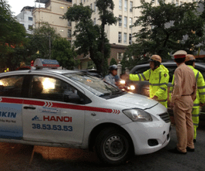 Người dân bất bình vì tài xế taxi cố thủ, "đẩy" CSGT 100m
