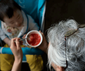 Những vụ trẻ "mang họa" từ thói quen cổ hủ của người lớn
