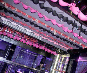 Quán bar trang trí bằng nội y phụ nữ thu hút phái mạnh