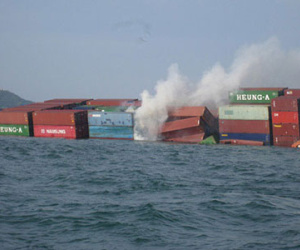 Vũng Tàu: Lửa cháy giữa 900 container trên tàu nước ngoài