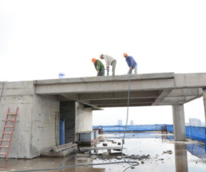 Chỉ 3 thợ phá dỡ phần sai phạm nhà 8B Lê Trực